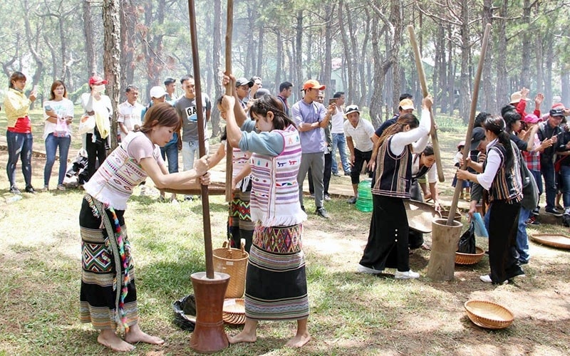 Đồng bào các dân tộc Tây Nguyên cùng vui ngày hội buôn làng. Đồng bào các dân tộc Tây Nguyên cùng vui ngày hội buôn làng.