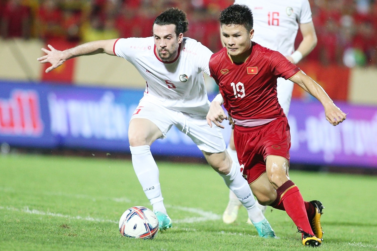 … nhờ vào những thay đổi từ HLV Philippe Troussier … nhờ vào những thay đổi từ HLV Philippe Troussier