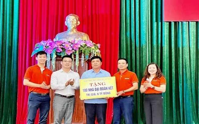 Đại diện lãnh đạo Ngân hàng Thương mại Cổ phần Hàng hải Việt Nam trao biển hỗ trợ xây nhà Đại đoàn kết cho lãnh đạo Ủy ban MTTQ huyện Mường Lát 
