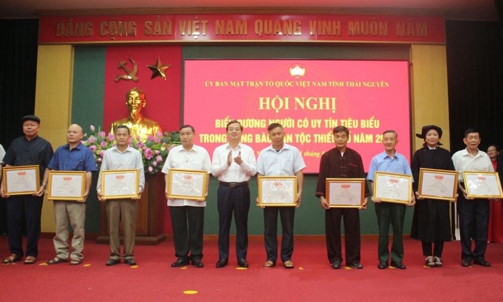 Phó Bí thư Thường trực Tỉnh ủy Thái Nguyên Phạm Hoàng Sơn trao bằng khen cho Người có uy tín tiêu biểu tại Hội nghị Phó Bí thư Thường trực Tỉnh ủy Thái Nguyên Phạm Hoàng Sơn trao bằng khen cho Người có uy tín tiêu biểu tại Hội nghị