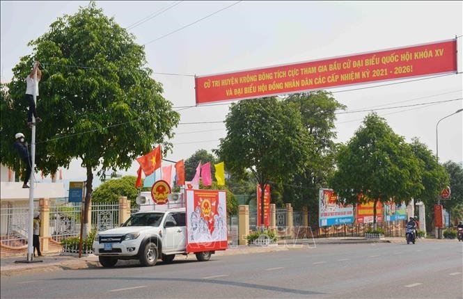 Huyện vùng sâu vùng xa, có đông dân tộc thiểu số Krông Bông (Đắk Lắk) treo băng rôn, khẩu hiệu tuyên truyền cuộc bầu cử. Ảnh tư liệu: Hoài Thu/TTXVN Huyện vùng sâu vùng xa, có đông dân tộc thiểu số Krông Bông (Đắk Lắk) treo băng rôn, khẩu hiệu tuyên truyền cuộc bầu cử. Ảnh tư liệu: Hoài Thu/TTXVN