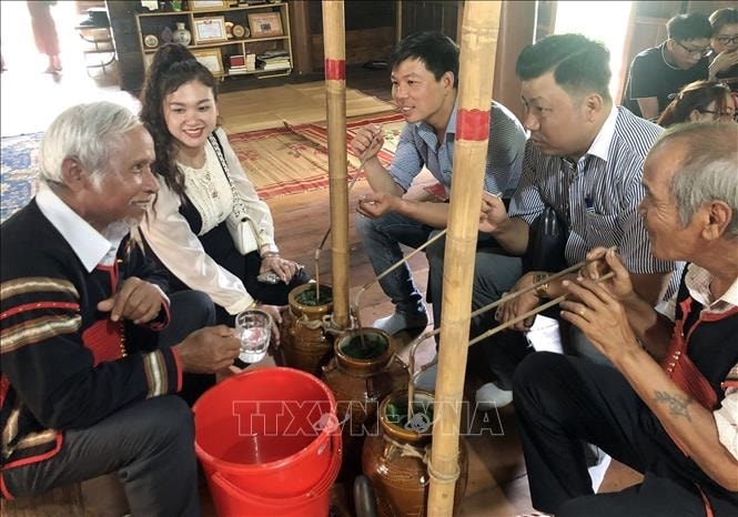 Du khách tìm hiểu, trải nghiệm đời sống của đồng bào dân tộc thiểu số tại chỗ. Ảnh: Hoài Thu/TTXVN Du khách tìm hiểu, trải nghiệm đời sống của đồng bào dân tộc thiểu số tại chỗ. Ảnh: Hoài Thu/TTXVN