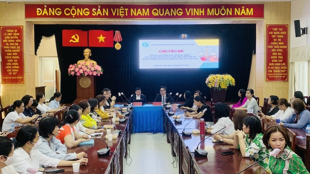 Buổi tập huấn chuyên đề có sự tham dự đông đảo của các hội viên hội phụ nữ và các luật sư tham gia tư vấn Buổi tập huấn chuyên đề có sự tham dự đông đảo của các hội viên hội phụ nữ và các luật sư tham gia tư vấn