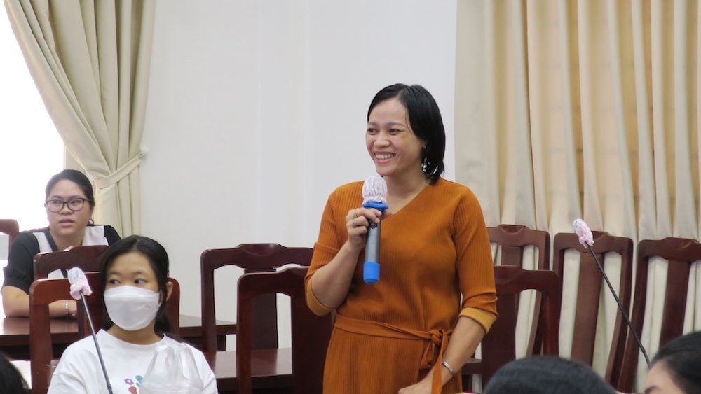 Các hội viên phụ nữ đặt câu hỏi cho các luật sư tham gia tư vấn Các hội viên phụ nữ đặt câu hỏi cho các luật sư tham gia tư vấn