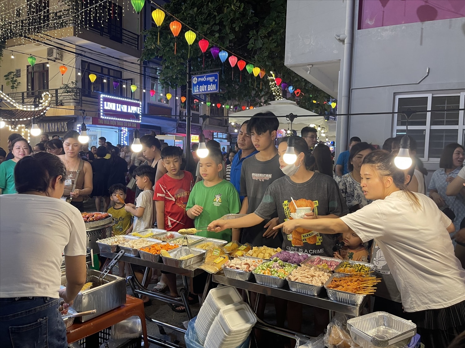 Nhiều du khách thích thú trước những món ăn tại phố đi bộ Nhiều du khách thích thú trước những món ăn tại phố đi bộ