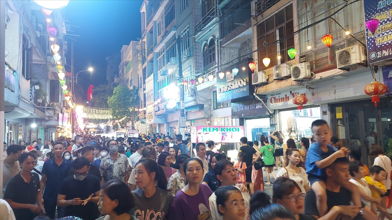 Đông đảo người dân và khách du lịch hào hứng tham gia buổi khai trương phố đi bộ Bài Thơ Đông đảo người dân và khách du lịch hào hứng tham gia buổi khai trương phố đi bộ Bài Thơ