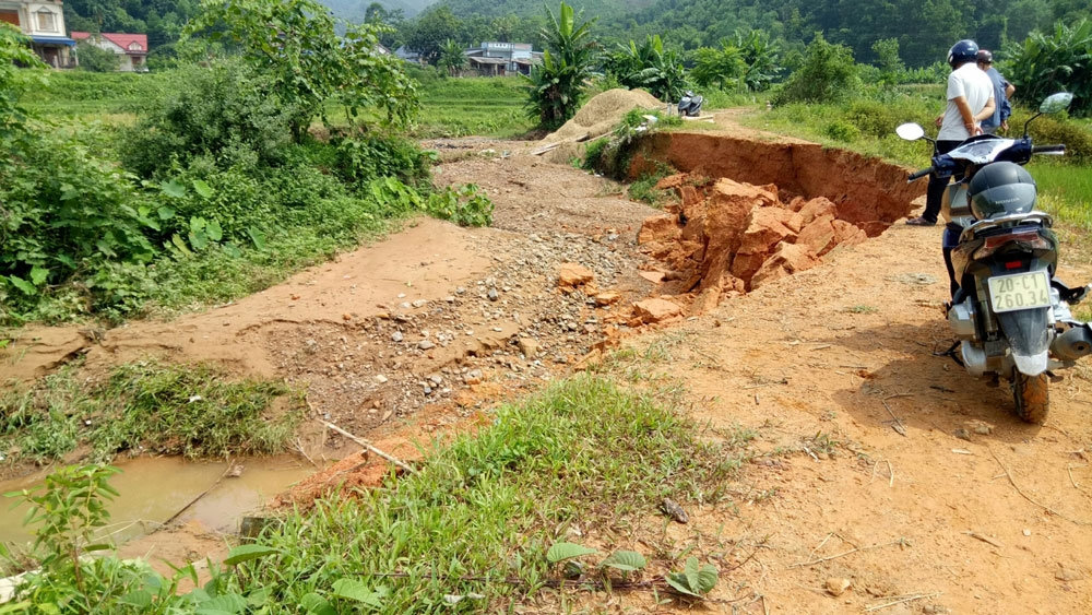 Sau trận mưa  lớn, nhiều khu vực bị sạt lở 