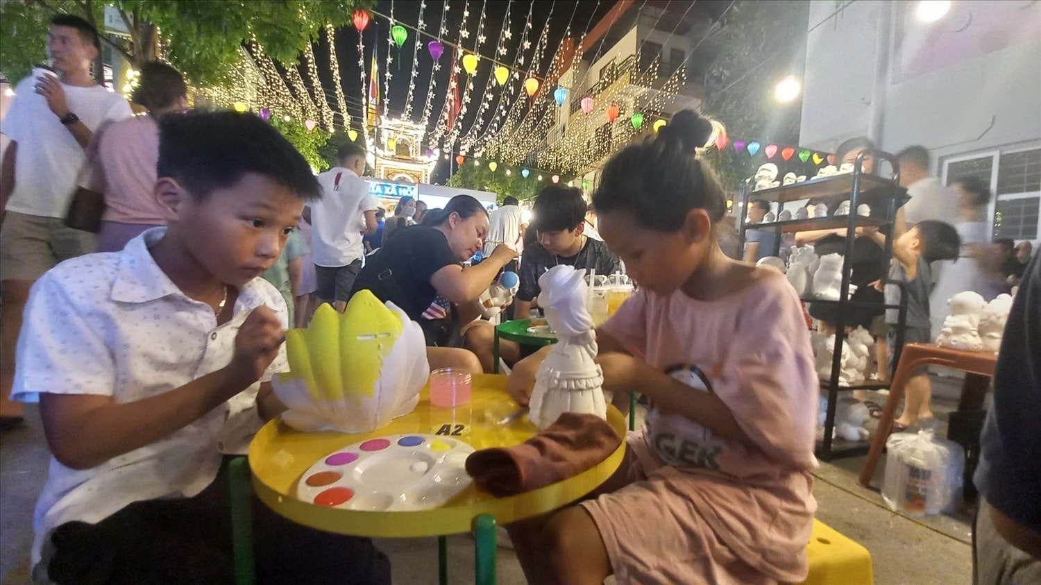 Trẻ hào hứng với hoạt động tô màu tổ chức tại phố đi bộ Trẻ hào hứng với hoạt động tô màu tổ chức tại phố đi bộ