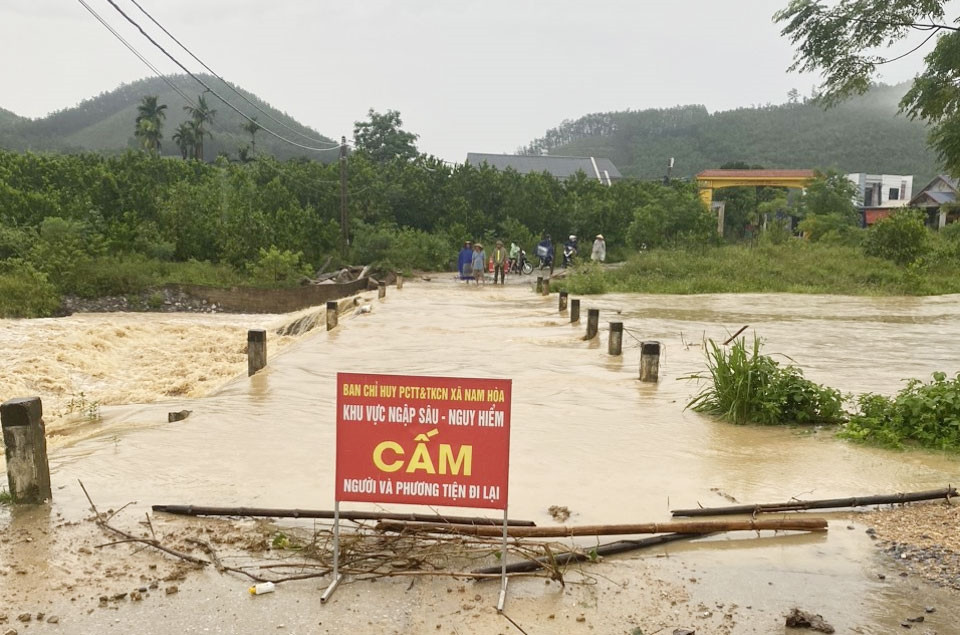 Khu vực đường tràn Mỹ Lập (xã Nam Hoà) bị ngập sâu