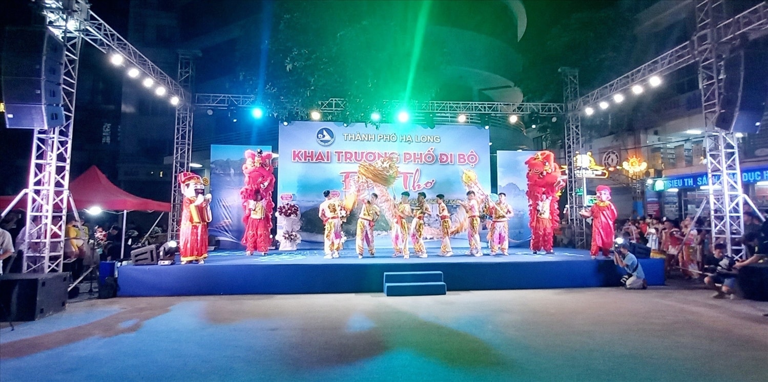 Nhiều tiết mục văn nghệ độc đáo tại lễ khai trương phố đi bộ Bài Thơ Nhiều tiết mục văn nghệ độc đáo tại lễ khai trương phố đi bộ Bài Thơ