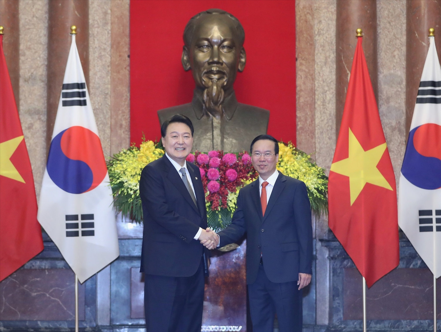 Sáng ngày 23/6, lễ đón chính thức Tổng thống Yoon Suk Yeol và Phu nhân được tổ chức trọng thể tại Phủ Chủ tịch theo nghi thức đón nguyên thủ quốc gia. Ngay sau lễ đón, Chủ tịch nước Võ Văn Thưởng đã hội đàm với Tổng thống Yoon Suk Yeol - Ảnh: VGP Sáng ngày 23/6, lễ đón chính thức Tổng thống Yoon Suk Yeol và Phu nhân được tổ chức trọng thể tại Phủ Chủ tịch theo nghi thức đón nguyên thủ quốc gia. Ngay sau lễ đón, Chủ tịch nước Võ Văn Thưởng đã hội đàm với Tổng thống Yoon Suk Yeol - Ảnh: VGP
