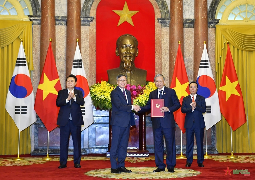 Chủ tịch nước Võ Văn Thưởng và Tổng thống Hàn Quốc Yoon Suk Yeol chứng kiến lễ trao Bản ghi nhớ hợp tác giữa Bộ Công an và Cơ quan Cảnh sát biển Hàn Quốc - Ảnh: Báo QĐND Chủ tịch nước Võ Văn Thưởng và Tổng thống Hàn Quốc Yoon Suk Yeol chứng kiến lễ trao Bản ghi nhớ hợp tác giữa Bộ Công an và Cơ quan Cảnh sát biển Hàn Quốc - Ảnh: Báo QĐND