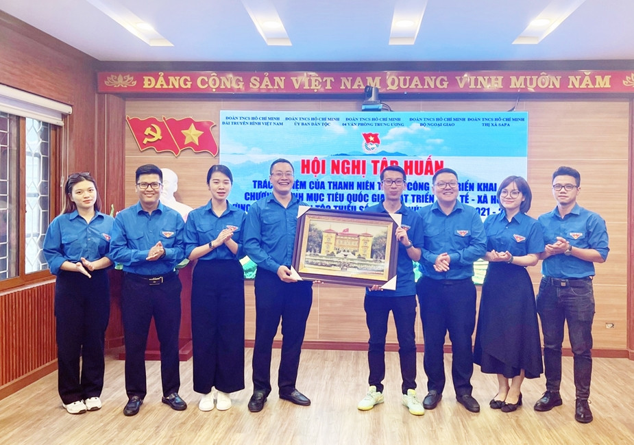 Đoàn thanh niên các đơn vị tặng quà lưu niệm cho Thị đoàn Sa Pa