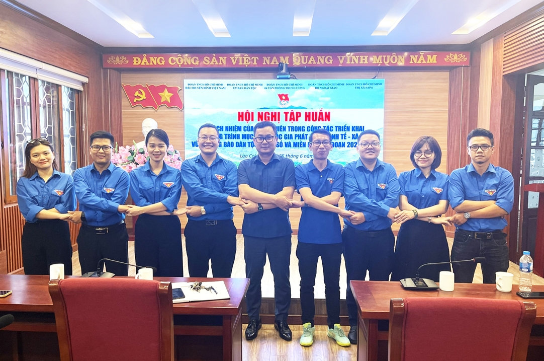 Ông Hà Việt Quân, Vụ trưởng, Chánh Văn phòng Điều phối Chương trình MTQG 1719 và đại diện Đoàn Thanh niên 8 đơn vị chụp ảnh lưu niệm tại Hội nghị
