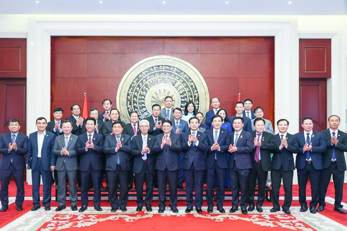 Thủ tướng đề nghị Đại sứ quán tiếp tục làm tốt các nhiệm vụ đối ngoại, nghiên cứu kỹ và nắm chắc tình hình sở tại, nhạy bén, linh hoạt, sáng tạo, nắm bắt thông tin và các cơ hội để có các sáng kiến, kiến nghị, tham mưu kịp thời cho Đảng, Nhà nước và Chính phủ trong việc tiếp tục thúc đẩy quan hệ Việt Nam - Trung Quốc phát triển ổn định, bền vững - Ảnh: VGP/Nhật Bắc