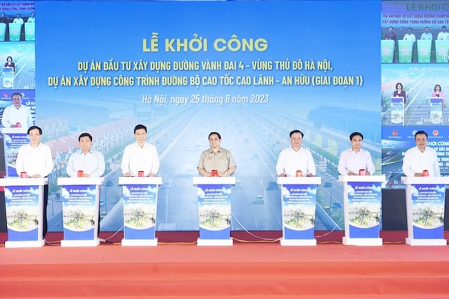 Thủ tướng Phạm Minh Chính và các đại biểu thực hiện nghi thức khởi công Dự án xây dựng đường Vành đai 4 - Vùng Thủ đô Hà Nội tại điểm cầu huyện Hoài Đức, TP. Hà Nội. (Ảnh: VGP/Nhật Bắc)
