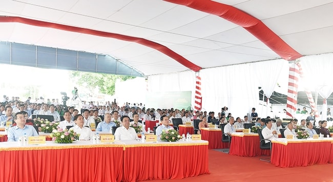 Phó Thủ tướng Trần Lưu Quang và các đại biểu dự Lễ khởi công Dự án xây dựng đường cao tốc Cao Lãnh (tỉnh Đồng Tháp) - An Hữu (tỉnh Tiền Giang) tại huyện Cao Lãnh, tỉnh Đồng Tháp. (Ảnh: VGP/Hải Minh)