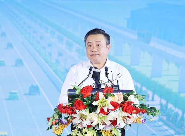 Chủ tịch UBND TP. Hà Nội Trần Sỹ Thanh cho biết sau 1 năm 9 ngày, từ khi có chủ trương đầu tư, Dự án đường Vành đai 4 - Vùng Thủ đô Hà Nội đã đảm bảo toàn bộ các điều kiện để khởi công, đáp ứng đúng tiến độ đề ra. (Ảnh: VGP/Nhật Bắc)