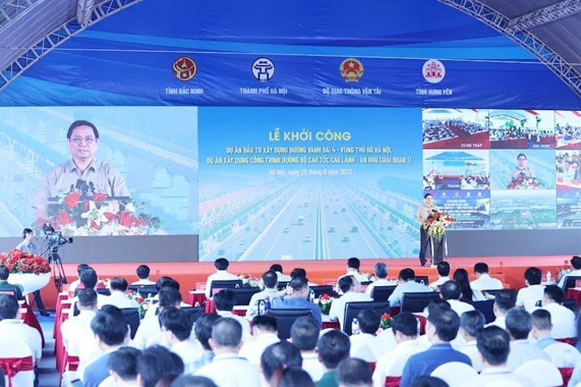 Phát biểu tại lễ khởi công, Thủ tướng Phạm Minh Chính cho biết từ đầu nhiệm kỳ đến nay, chúng ta đạt được một số dấu mốc quan trọng về phát triển đường cao tốc. (Ảnh: VGP/Nhật Bắc)