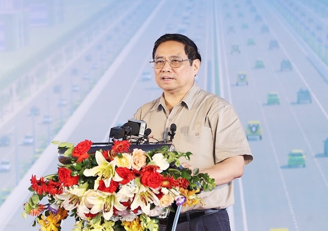 Nhấn mạnh kết quả khởi công hôm nay mới là thắng lợi bước đầu, công việc tiếp theo còn rất lớn, Thủ tướng đề nghị các cấp ủy Đảng, chính quyền, các cơ quan liên quan tiếp tục bám sát tiến độ, sự phân cấp, phân quyền, rà soát lại các công việc để bố trí thời gian, nguồn lực, tập trung chỉ đạo, lãnh đạo. (Ảnh: VGP/Nhật Bắc)