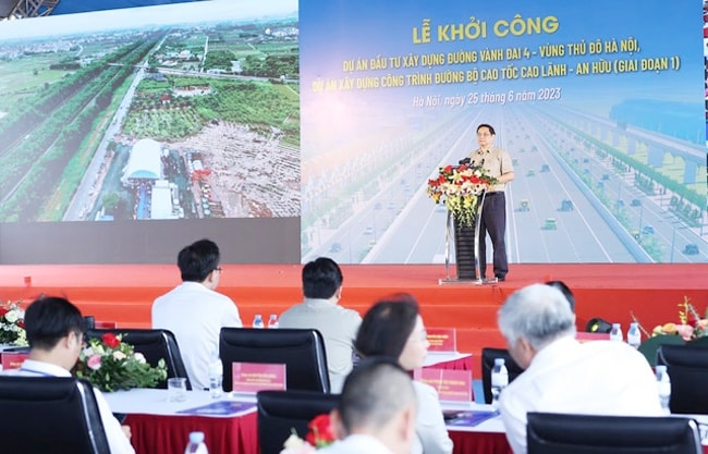 Để triển khai thành công các dự án, Thủ tướng nhấn mạnh khâu nào cũng quan trọng, không thể bỏ qua nhưng có 2 khâu quan trọng hơn, mang tính nền tảng là bố trí vốn đầy đủ và mặt bằng đủ điều kiện thi công. (Ảnh: VGP/Nhật Bắc)
