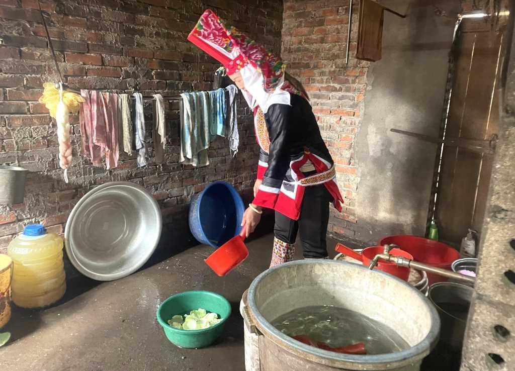 Người dân tích trong thùng dùng dần để nấu ăn Người dân tích trong thùng dùng dần để nấu ăn