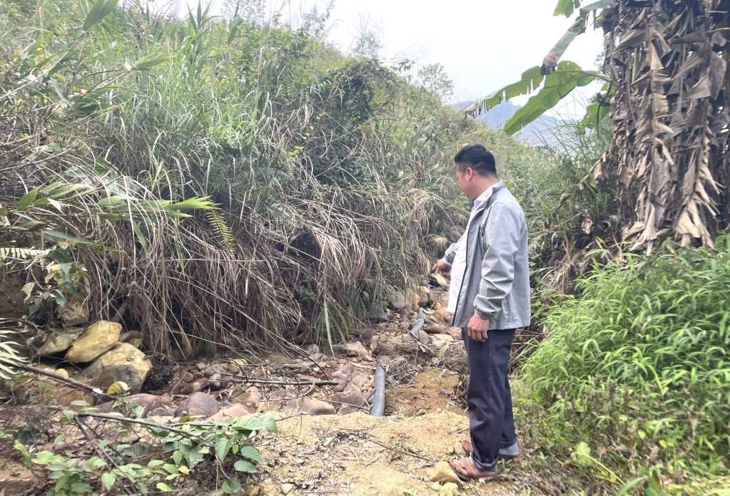 Nước đầu nguồn cạn nên không đủ cung cấp cho người dân thôn Đồng Mộc (xã Đông Ngũ, huyện Tiên Yên), nhất là mùa khô Nước đầu nguồn cạn nên không đủ cung cấp cho người dân thôn Đồng Mộc (xã Đông Ngũ, huyện Tiên Yên), nhất là mùa khô