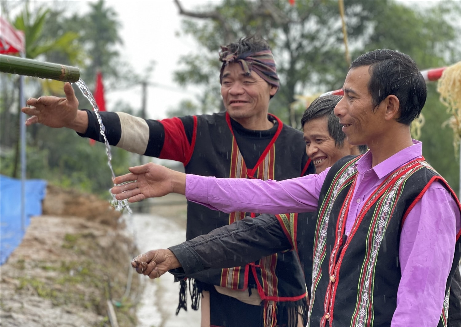 Tỉnh Quảng Nam đang chú trọng phát triển du lịch sinh thái, hướng du khách đến tìm hiểu, trải nghiệm đời sống, các nét truyền thống văn hóa độc đáo của đồng bào các DTTS tại địa phương. Tỉnh Quảng Nam đang chú trọng phát triển du lịch sinh thái, hướng du khách đến tìm hiểu, trải nghiệm đời sống, các nét truyền thống văn hóa độc đáo của đồng bào các DTTS tại địa phương.