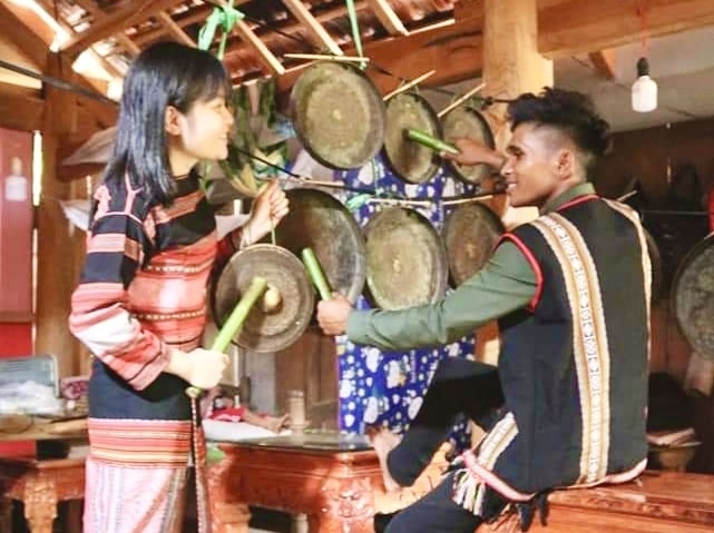  Anh Quý cùng đội cồng chiêng trong làng thường xuyên đánh chiêng, múa xoang phục vụ du khách