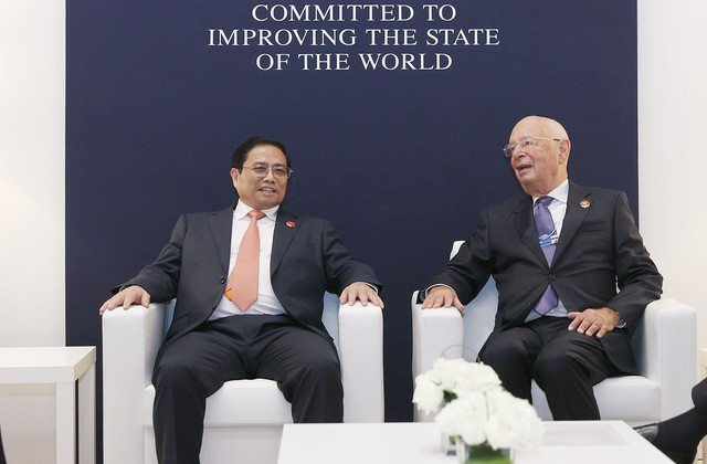Thủ tướng Phạm Minh Chính và Giáo sư Klaus Schwab, nhà sáng lập kiêm Chủ tịch điều hành WEF - Ảnh: VGP/Nhật Bắc Thủ tướng Phạm Minh Chính và Giáo sư Klaus Schwab, nhà sáng lập kiêm Chủ tịch điều hành WEF - Ảnh: VGP/Nhật Bắc