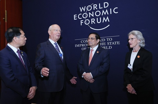 Thủ tướng Phạm Minh Chính trao đổi với Giáo sư Klaus Schwab, nhà sáng lập kiêm Chủ tịch điều hành WEF - Ảnh: VGP/Nhật Bắc Thủ tướng Phạm Minh Chính trao đổi với Giáo sư Klaus Schwab, nhà sáng lập kiêm Chủ tịch điều hành WEF - Ảnh: VGP/Nhật Bắc