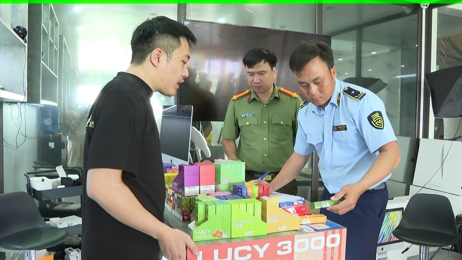 Lực lượng chức năng tỉnh Vĩnh Phúc tạm giữ gần 600 sản phẩm, phụ kiện thuốc lá điện tử. Lực lượng chức năng tỉnh Vĩnh Phúc tạm giữ gần 600 sản phẩm, phụ kiện thuốc lá điện tử.
