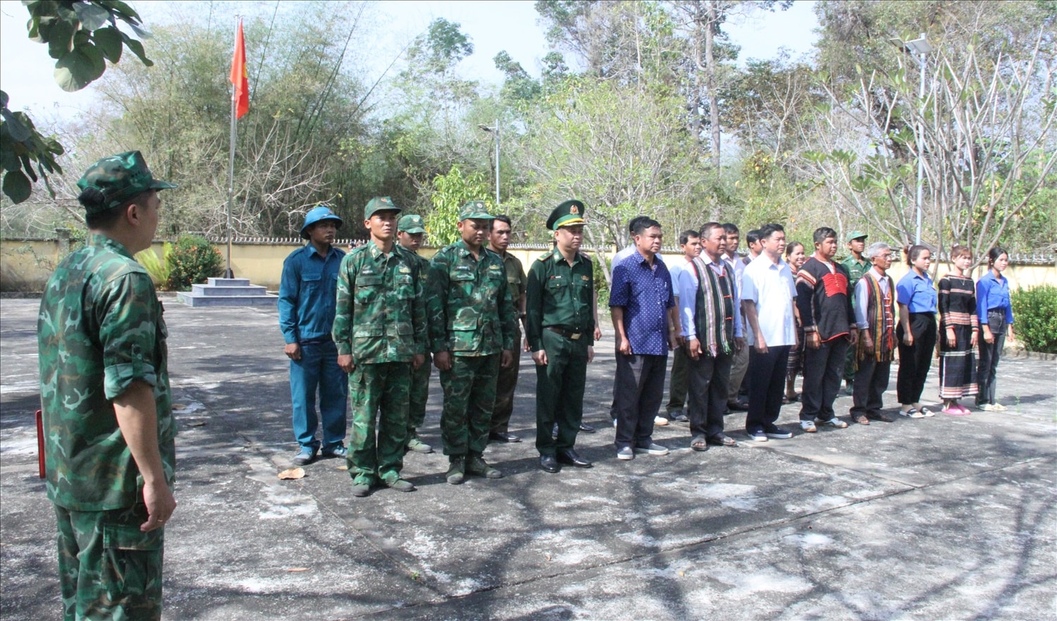 Cán bộ, chiến sĩ Đồn Biên phòng Sêrêpốk và lãnh đạo, Người có uy tín và Nhân dân xã Krông Na dâng hương các liệt sĩ đã ngã xuống để bảo vệ biên cương