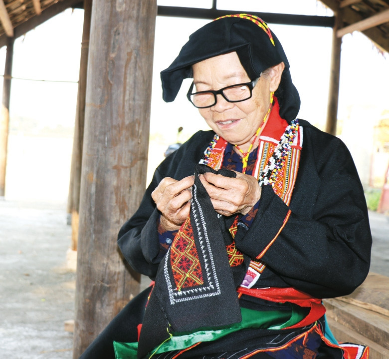 Bà Bàn Thị Bình - Người “giữ lửa” nghề thêu truyền thống của đồng bào Dao Bà Bàn Thị Bình - Người “giữ lửa” nghề thêu truyền thống của đồng bào Dao