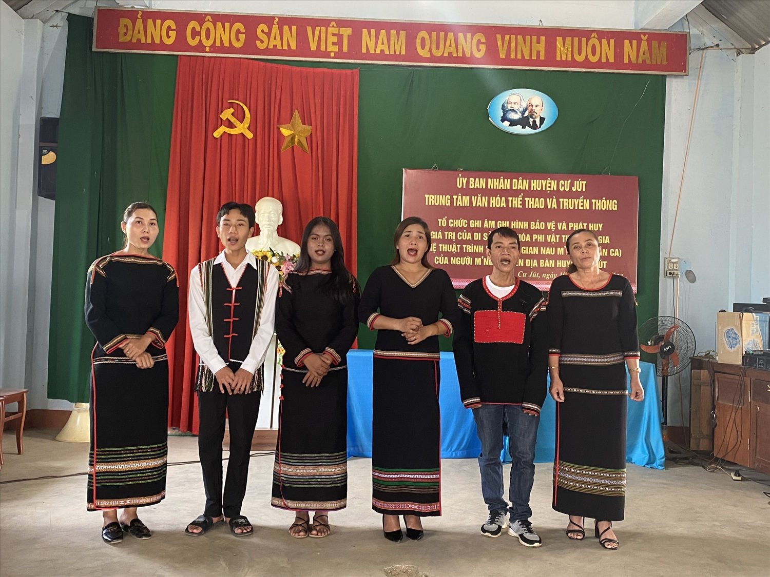 Các nghệ nhân thị trấn Ea Tling, huyện Cư Jút trình diễn dân ca để ghi hình, ghi âm Các nghệ nhân thị trấn Ea Tling, huyện Cư Jút trình diễn dân ca để ghi hình, ghi âm