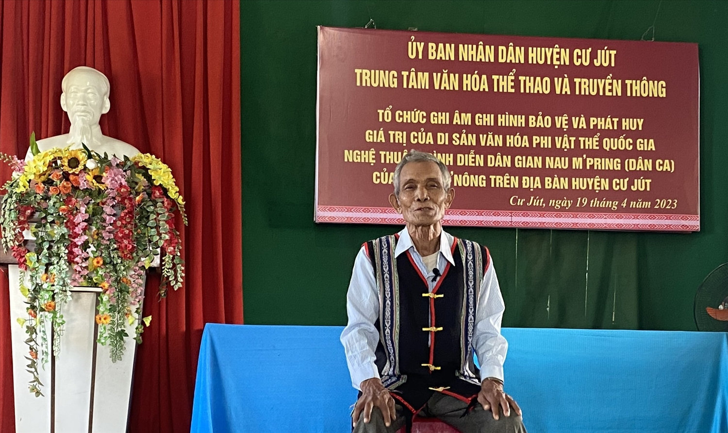 Nghệ nhân Y Glơi Bkrông hát dân ca phục để ngành văn hóa ghi âm làm tư liệu Nghệ nhân Y Glơi Bkrông hát dân ca phục để ngành văn hóa ghi âm làm tư liệu