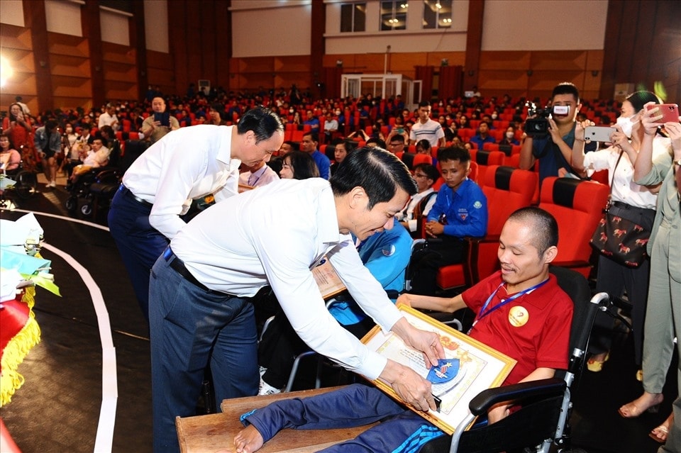 Long nhận bằng khen trong chương trình Tỏa sáng Nghị lực Việt 2022 Long nhận bằng khen trong chương trình Tỏa sáng Nghị lực Việt 2022