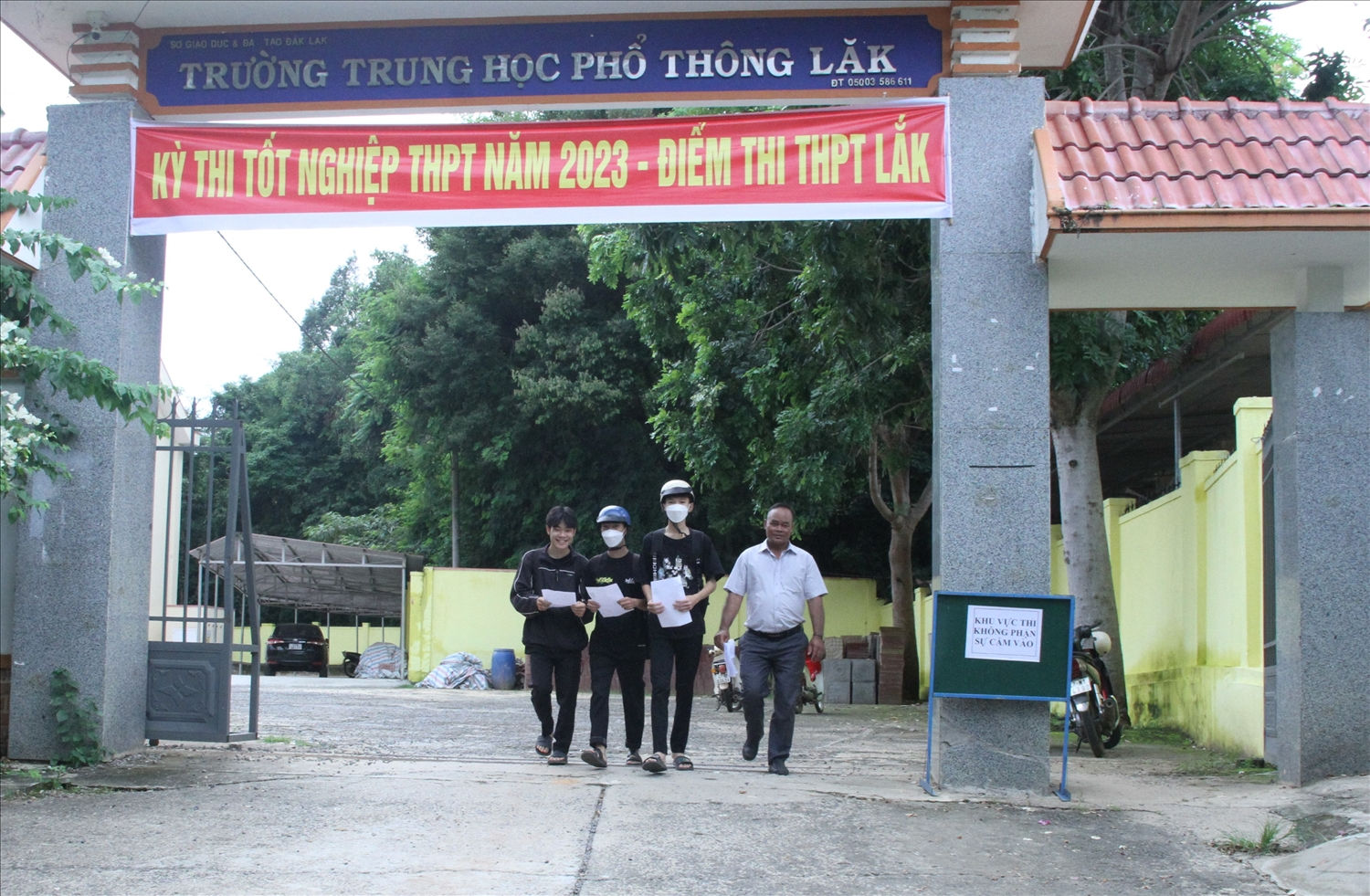 Anh Y Sem Ja (áo trắng) đến điểm thi làm thủ tục thi Anh Y Sem Ja (áo trắng) đến điểm thi làm thủ tục thi