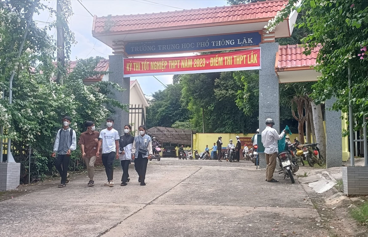 Nhiều thí sinh trên địa bàn tỉnh Đắk Lắk đến điểm thi làm thủ Nhiều thí sinh trên địa bàn tỉnh Đắk Lắk đến điểm thi làm thủ