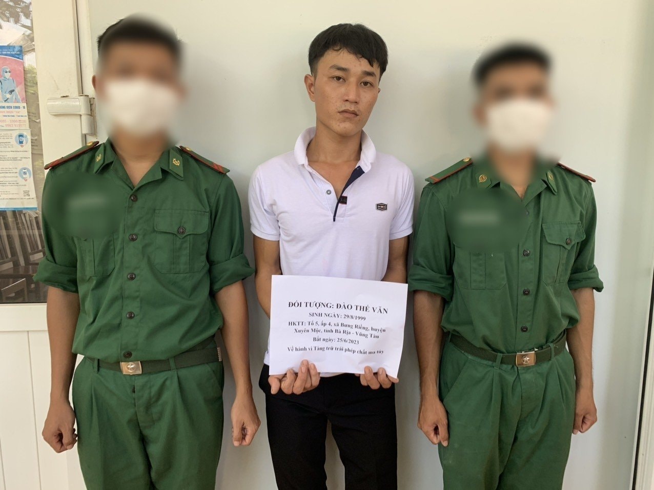 Đối tượng Đào Thế Văn bị lực lượng chức năng bắt giữ về hành vi tàng trữ trái phép chất ma túy vào ngày 25/6/2023