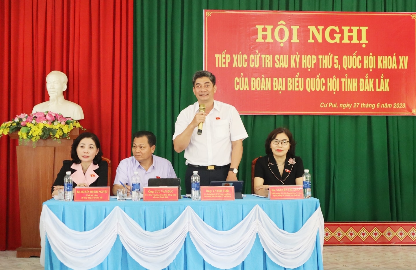 Thứ trưởng, Phó Chủ nhiệm Ủy ban Dân tộc Y Vinh Tơr phát biểu tại Hội nghị tiếp xúc cử tri
