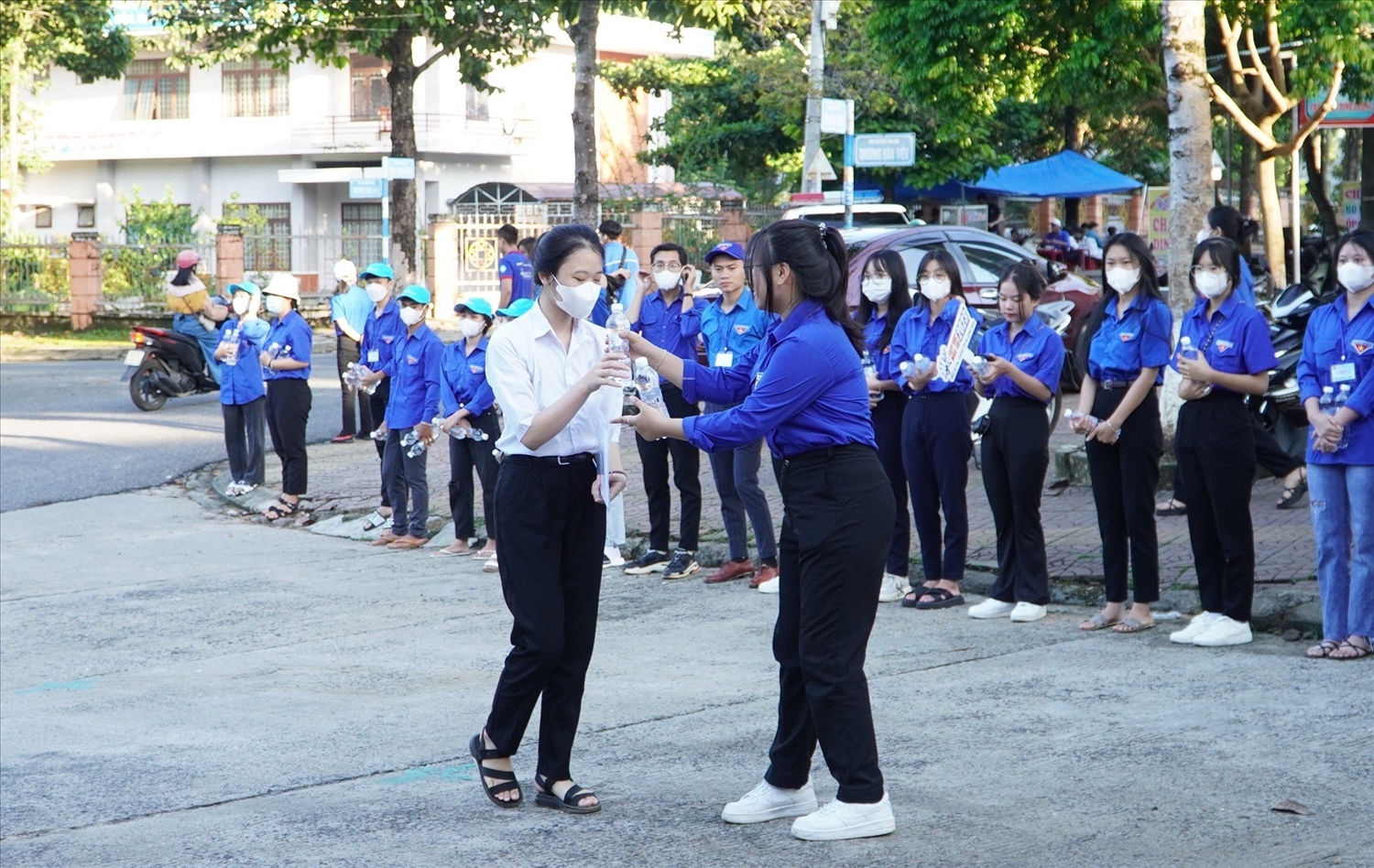 Ngay trước các điểm thi luôn có các tình nguyện viên kịp thời hỗ trợ thí sinh khi cần thiết