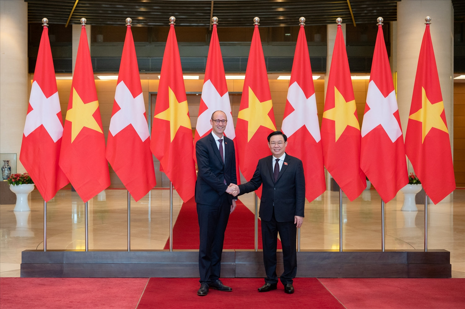 Chủ tịch Quốc hội Vương Đình Huệ và Chủ tịch Hạ viện Thụy Sĩ Martin Candinas. Ảnh: Theo quochoi.vn