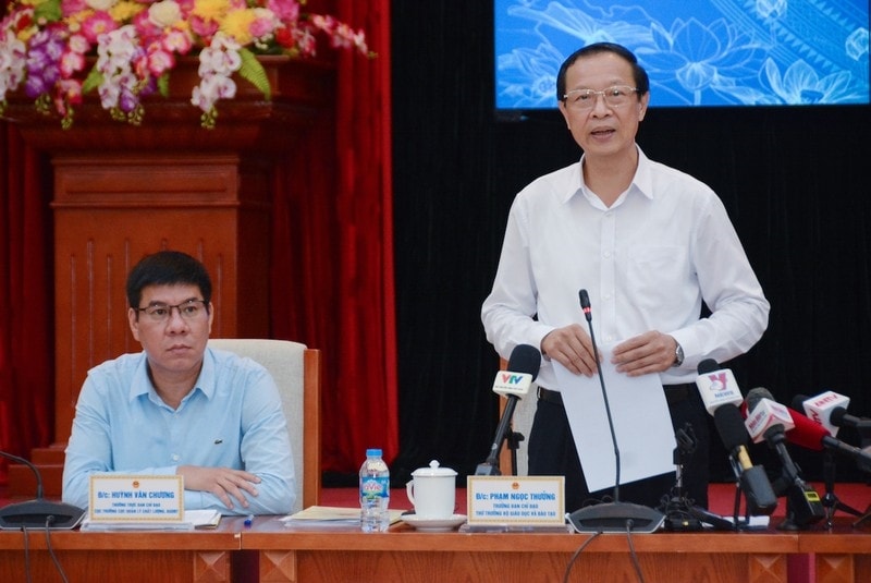 Ông Phạm Ngọc Thưởng, Thứ trưởng Bộ GD&ĐT thông tin tại buổi họp báo