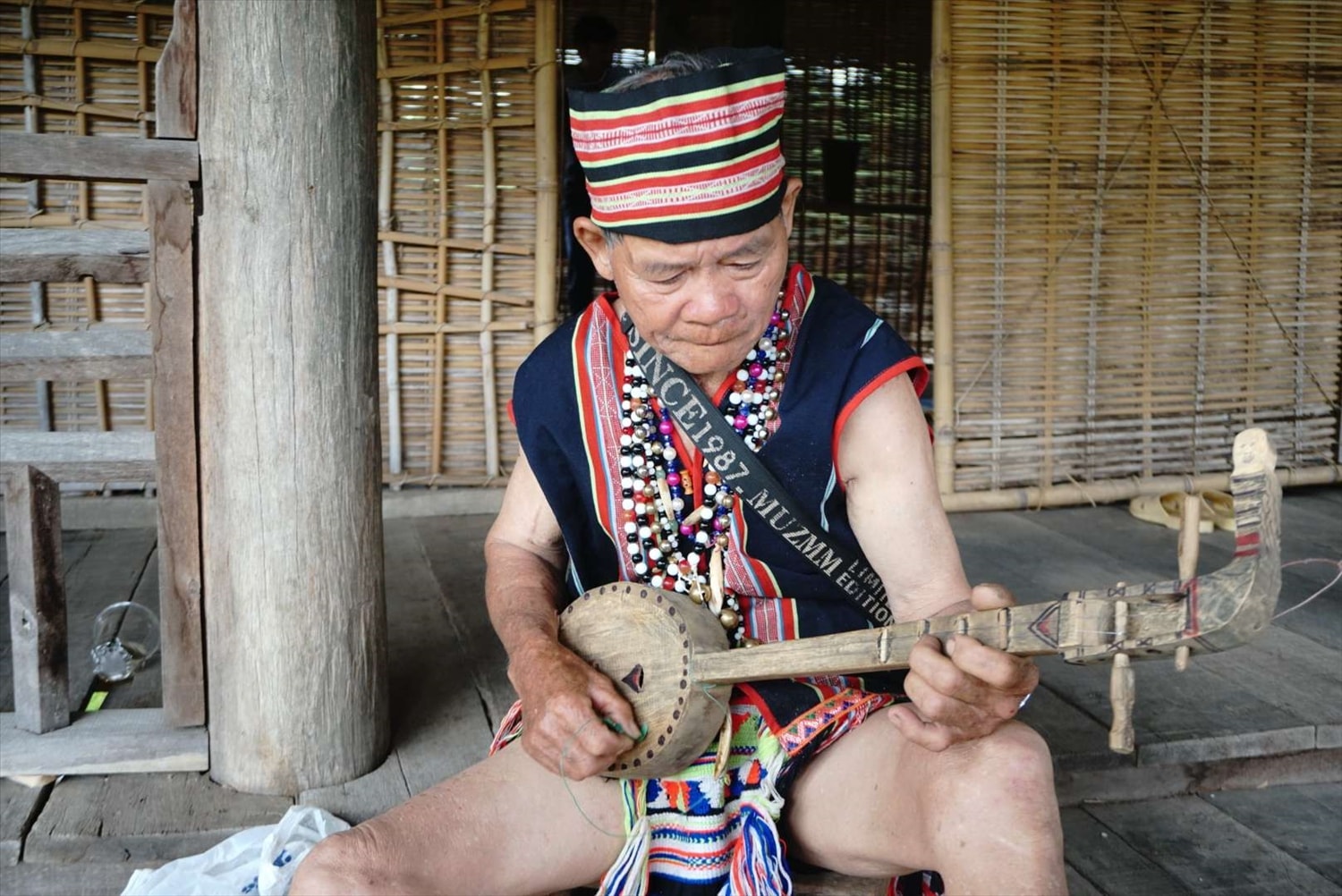 Ông A Quá dành cả đời để giữ gìn thanh âm đàn m’bin. Ảnh: V.T Ông A Quá dành cả đời để giữ gìn thanh âm đàn m’bin. Ảnh: V.T