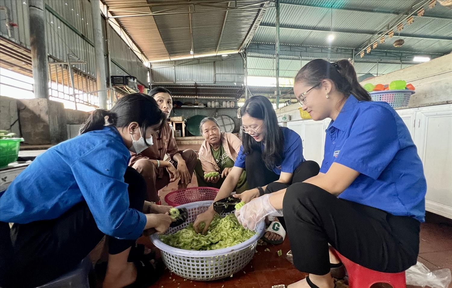 Các tình nguyện viên chuẩn bị nguyên liệu nấu ăn, phát những suất cơm miễn phí cho sĩ tử 
