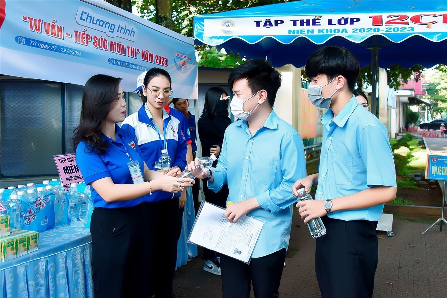 Tình nguyện viên tiếp sức cho các sĩ tử hoàn thành tốt các bài thi của mình