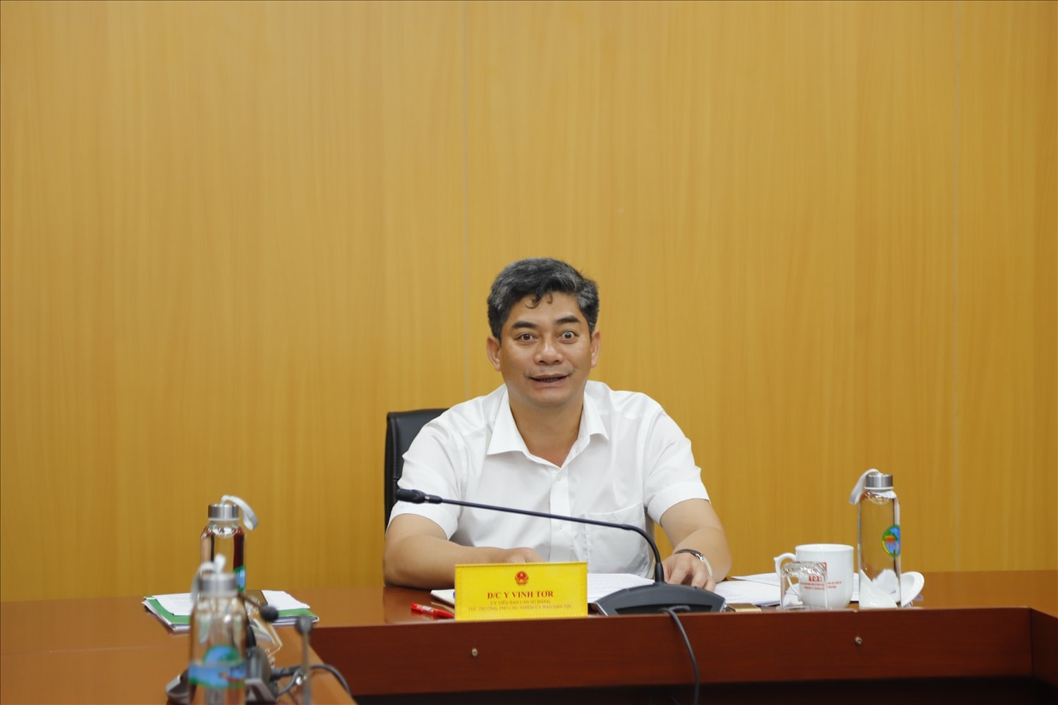 Thứ trưởng, Phó Chủ nhiệm UBDT Y Vinh Tơr chủ trì cuộc họp