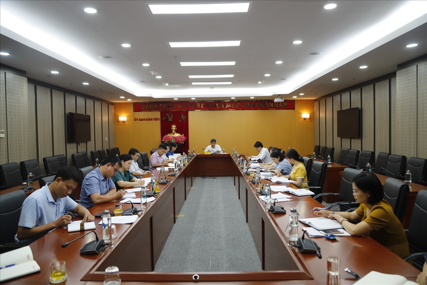 Quang cảnh cuộc họp