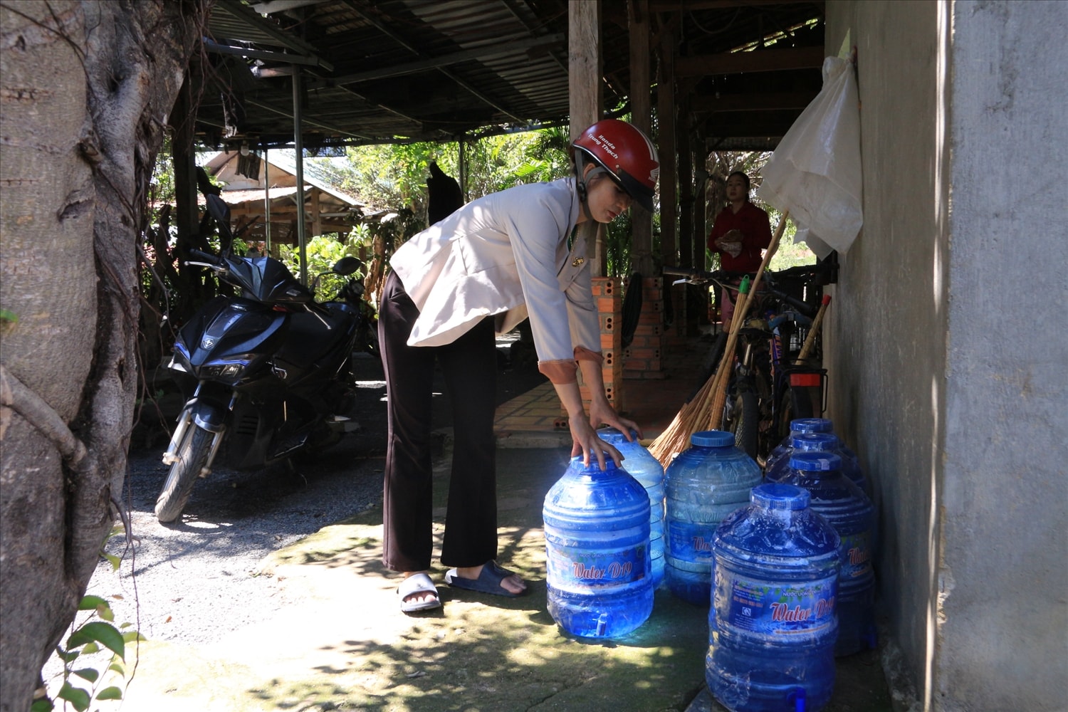 Hàng ngày người dân vẫn phải mua nước đóng bình về sử dụng
